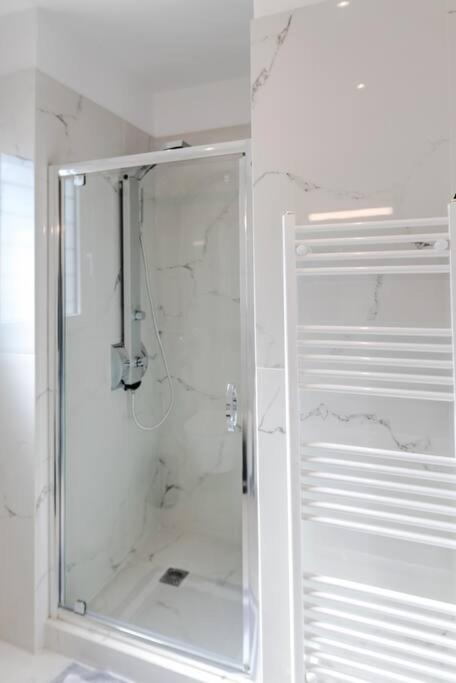 Όμορφο Δίχωρο Διαμέρισμα Στο Γκάζι Aten Exteriör bild